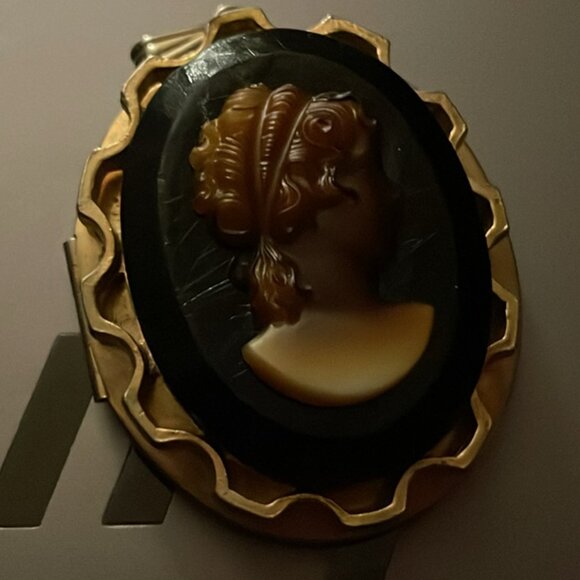 Gold Tone Cameo Locket - Picture 1 of 4